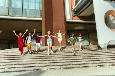 Güneşli yazlar gününde citys sokakta oynayan mutlu çocuklar