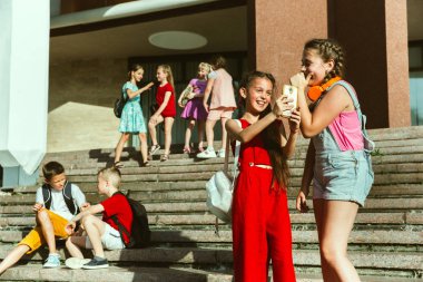 Güneşli yazlar gününde citys sokakta oynayan mutlu çocuklar