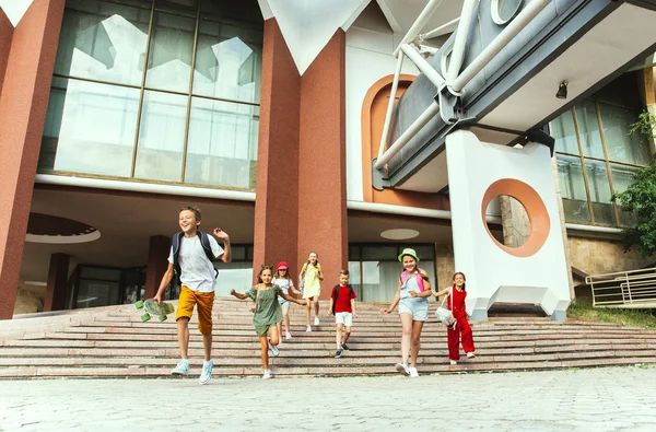 Bambini felici che giocano in strada nelle estati soleggiate — Foto Stock