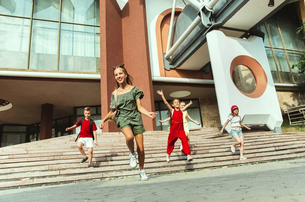 Crianças felizes brincando na rua citys no dia ensolarado de verões — Fotografia de Stock