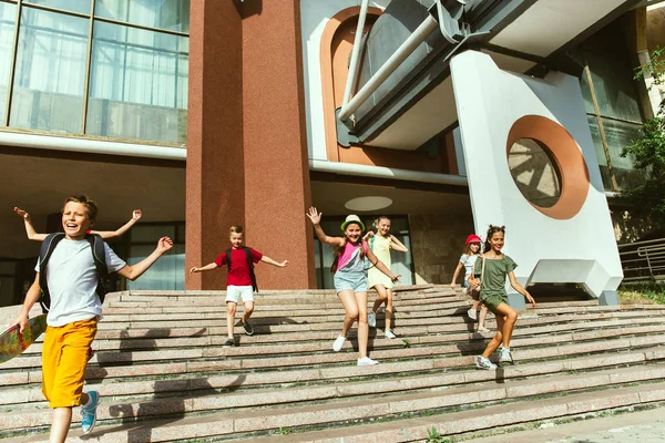 Bambini felici che giocano in strada nelle estati soleggiate — Foto Stock