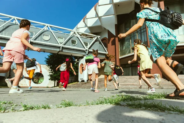 Szczęśliwe dzieci bawią się na ulicy miejskich w słoneczny dzień lata — Zdjęcie stockowe