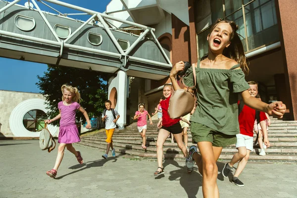 Crianças felizes brincando na rua citys no dia ensolarado de verões — Fotografia de Stock