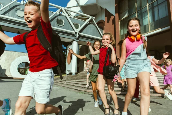 Šťastné děti hrají na ulici citys za slunečných letních dnů — Stock fotografie