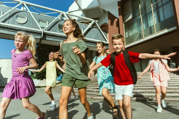 Crianças felizes brincando na rua citys no dia ensolarado de verões — Fotografia de Stock