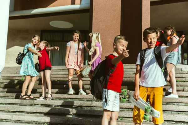 Enfants heureux jouant dans la rue citys en été ensoleillé jour — Photo