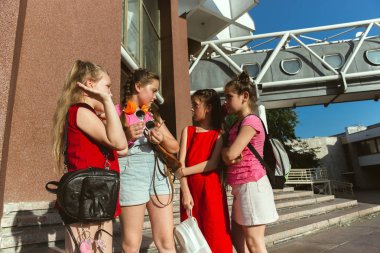 Güneşli yazlar gününde citys sokakta oynayan mutlu çocuklar