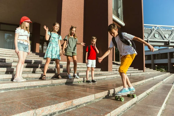 Crianças felizes brincando na rua citys no dia ensolarado de verões — Fotografia de Stock