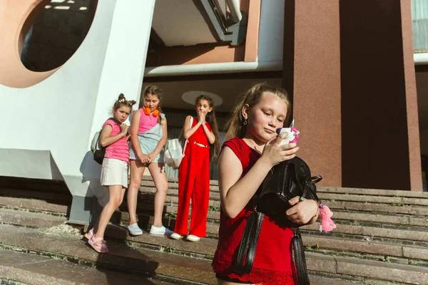 Happy Kids spelar på stadens gata i soliga somrar dag — Stockfoto