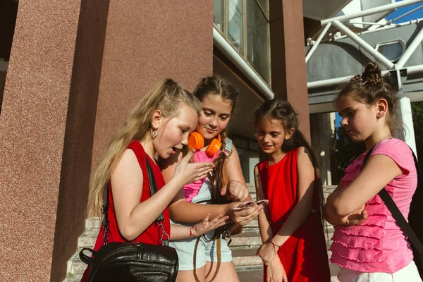 Güneşli yazlar gününde citys sokakta oynayan mutlu çocuklar