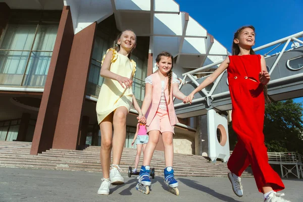 Crianças felizes brincando na rua citys no dia ensolarado de verões — Fotografia de Stock