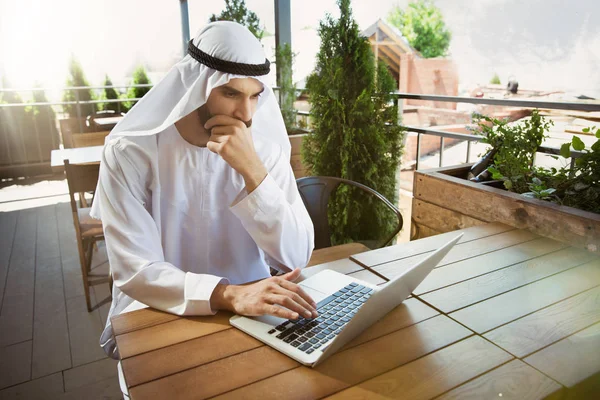 阿拉伯沙特商人在户外工作 — 图库照片