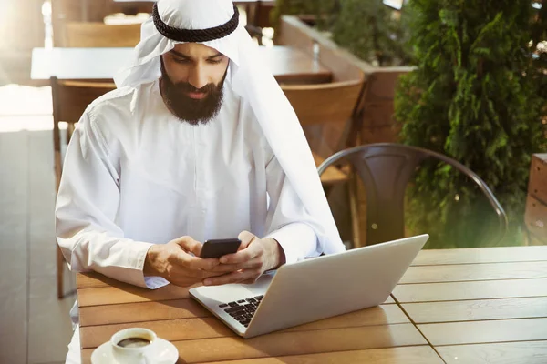 Hombre de negocios saudí árabe que trabaja al aire libre — Foto de Stock