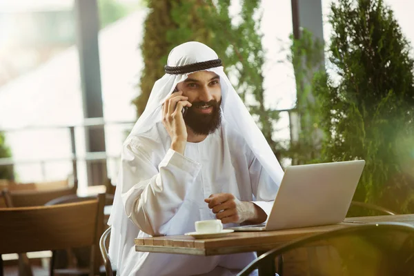 Hombre de negocios saudí árabe que trabaja al aire libre — Foto de Stock