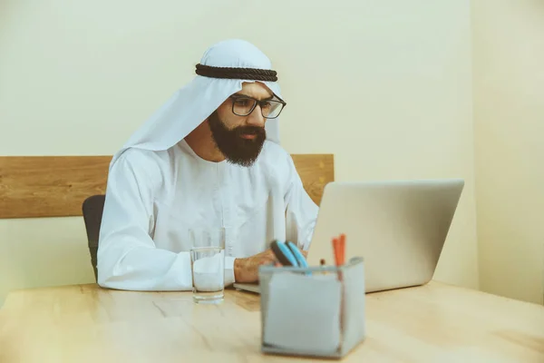Arabe homme d'affaires saoudien travaillant dans le bureau — Photo