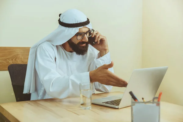 阿拉伯沙特商人在办公室工作 — 图库照片