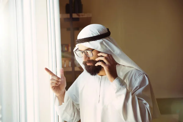 Arab Szaúd-üzletember dolgozik hivatalban — Stock Fotó