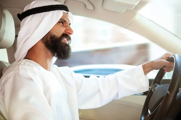 Arab Szaúd-üzletember vezetés hir autó — Stock Fotó