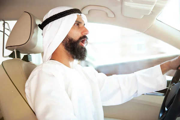Арабский бизнесмен сауди за рулём автомобиля — стоковое фото