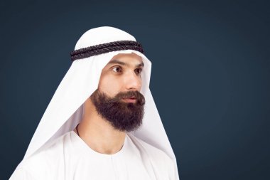 Lacivert stüdyo arka planda Arap Suudi işadamı