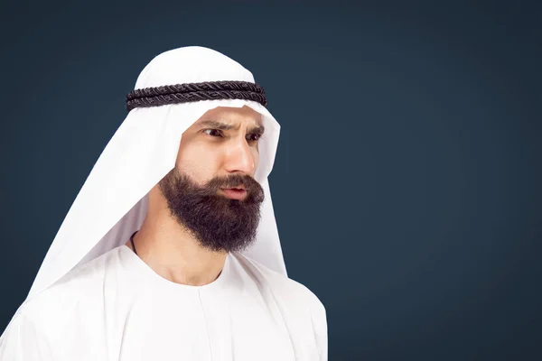 Arabe homme d'affaires saoudien sur fond studio bleu foncé — Photo