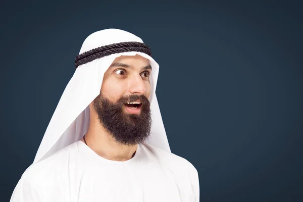 Arab Szaúd-üzletember a sötétkék stúdió háttérben — Stock Fotó