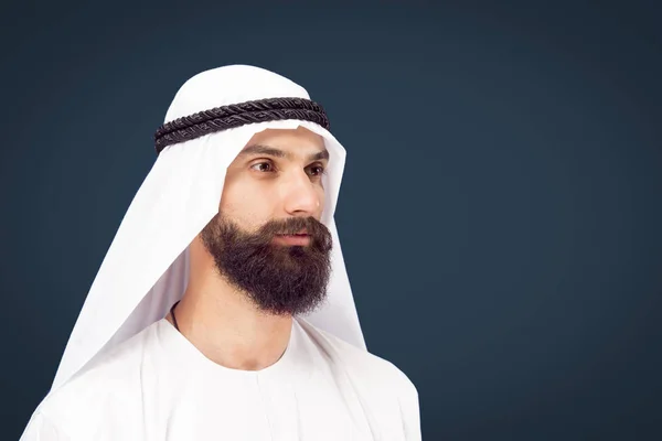 Arabe homme d'affaires saoudien sur fond studio bleu foncé — Photo