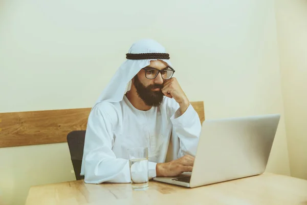 Άραβας Σαουδάραβα επιχειρηματίας που εργάζεται στο γραφείο — Φωτογραφία Αρχείου