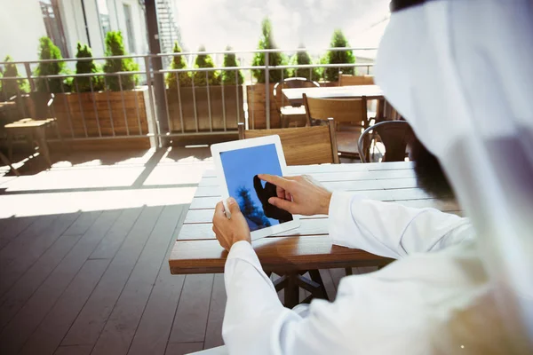 Hombre de negocios saudí árabe que trabaja al aire libre — Foto de Stock