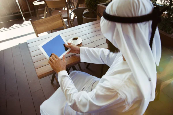 Szaúd-arábiai üzletember dolgozik a szabadban — Stock Fotó