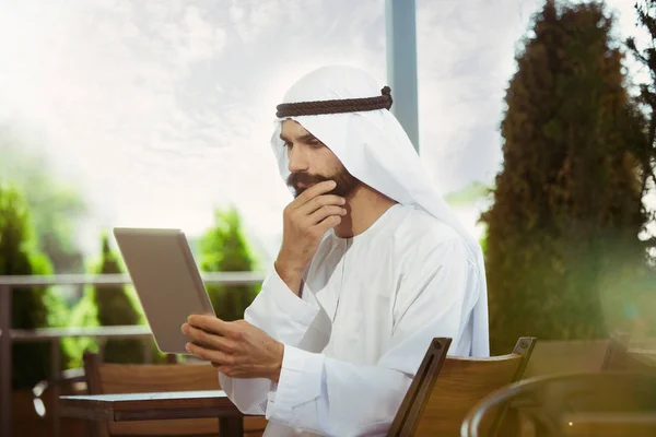 Hombre de negocios saudí árabe que trabaja al aire libre — Foto de Stock