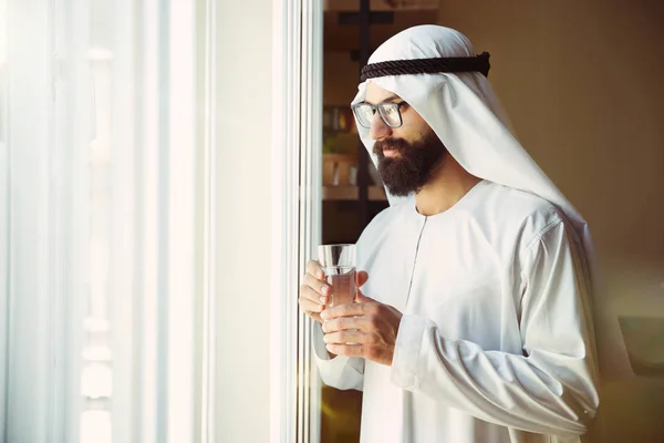 Арабский сауди-бизнесмен, работающий в офисе — стоковое фото