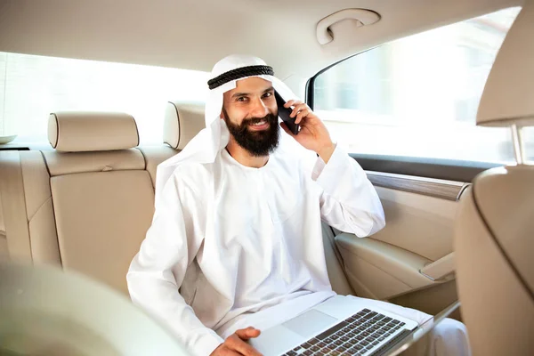 자신의 차에서 일하는 아라비아 사우디 사업가 — 스톡 사진