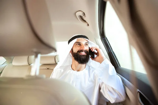 Арабский бизнесмен сауди работает в своей машине — стоковое фото