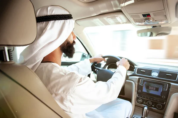 아라비아 사우디 사업가 운전 hir 자동차 — 스톡 사진