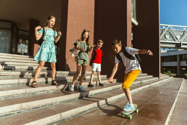 Niños felices jugando en la calle citys en veranos soleados día —  Fotos de Stock