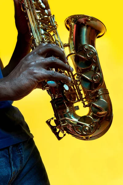 年轻的非洲裔美国爵士音乐家演奏萨克斯管 — 图库照片