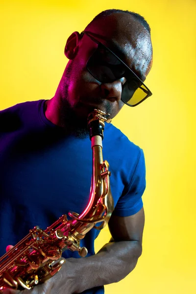 색소폰을 연주하는 젊은 아프리카계 미국인 재즈 뮤지션 — 스톡 사진