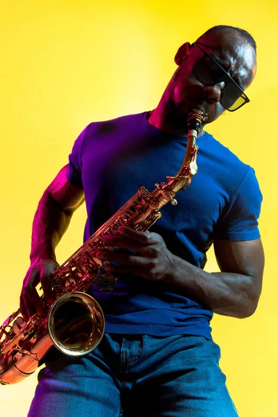 Молодий афроамериканський джазовий музикант грає на саксофоні — стокове фото