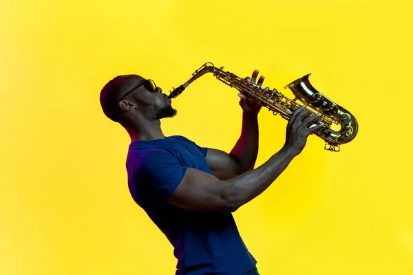 Joven músico afroamericano de jazz tocando el saxofón — Foto de Stock