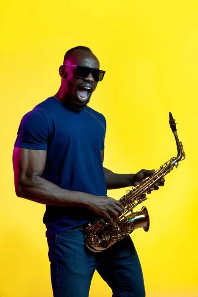 Young african-american jazz musician playing the saxophone — Stock Photo, Image