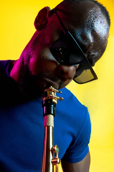 Fiatal afro-amerikai jazz-zenész játssza a szaxofon — Stock Fotó