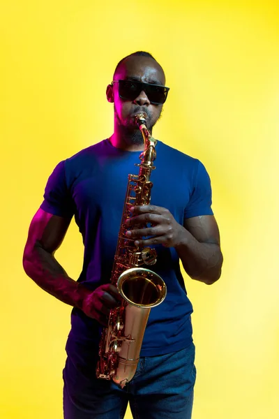 Joven músico afroamericano de jazz tocando el saxofón — Foto de Stock