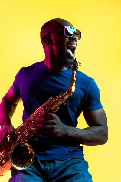 Junger afrikanisch-amerikanischer Jazzmusiker spielt Saxofon — Stockfoto