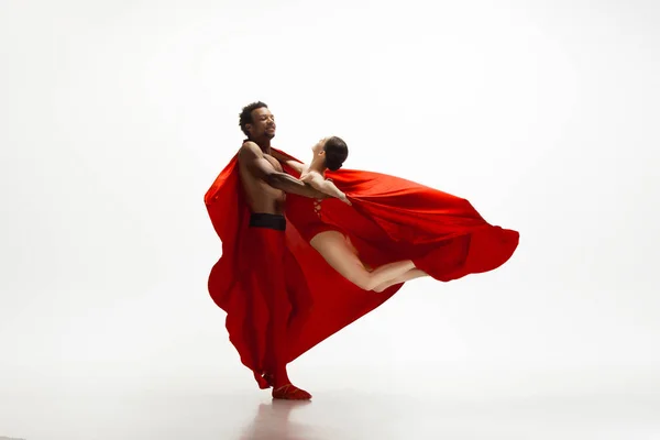 Jovem casal gracioso de dançarinos de balé dançando no fundo do estúdio branco — Fotografia de Stock