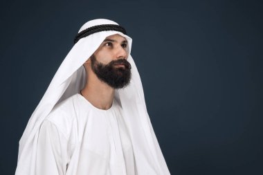 Lacivert stüdyo arka planda Arap Suudi işadamı