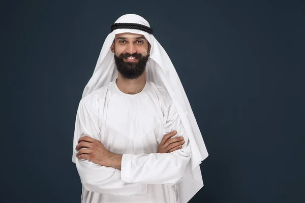 Arabisk saudisk affärsman på Dark Blue Studio bakgrund — Stockfoto
