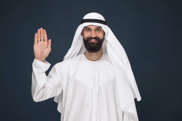 Arabo saudita uomo d'affari su sfondo blu scuro studio — Foto Stock