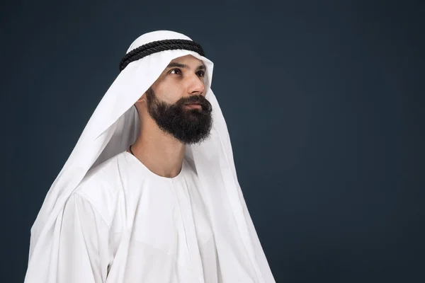 Arabo saudita uomo d'affari su sfondo blu scuro studio — Foto Stock