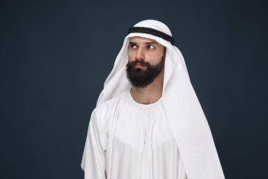 Lacivert stüdyo arka planda Arap Suudi işadamı